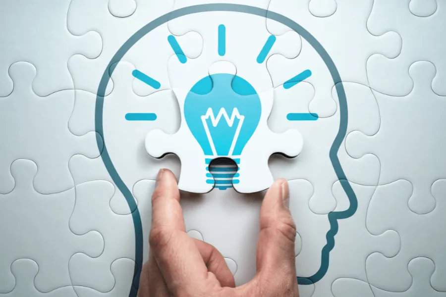 Rompecabezas de hombre con foco encendido