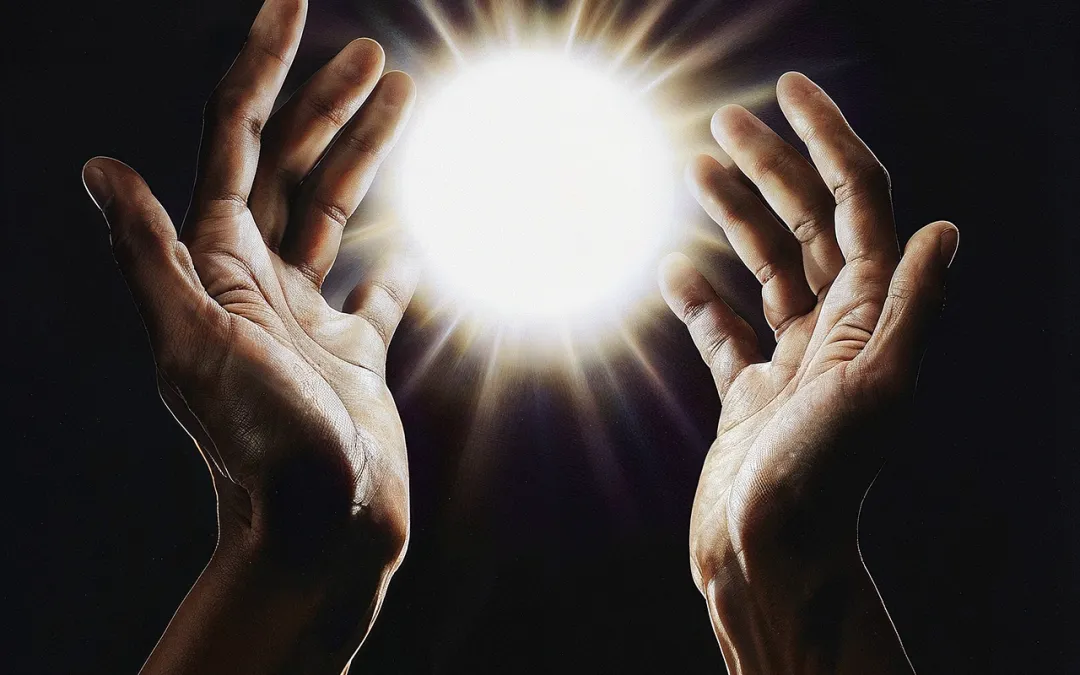 Manos sosteniendo luz circular